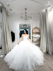 THỬ VÁY CƯỚI; CÔ DÂU CẦN LƯU Ý NHỮNG GÌ?